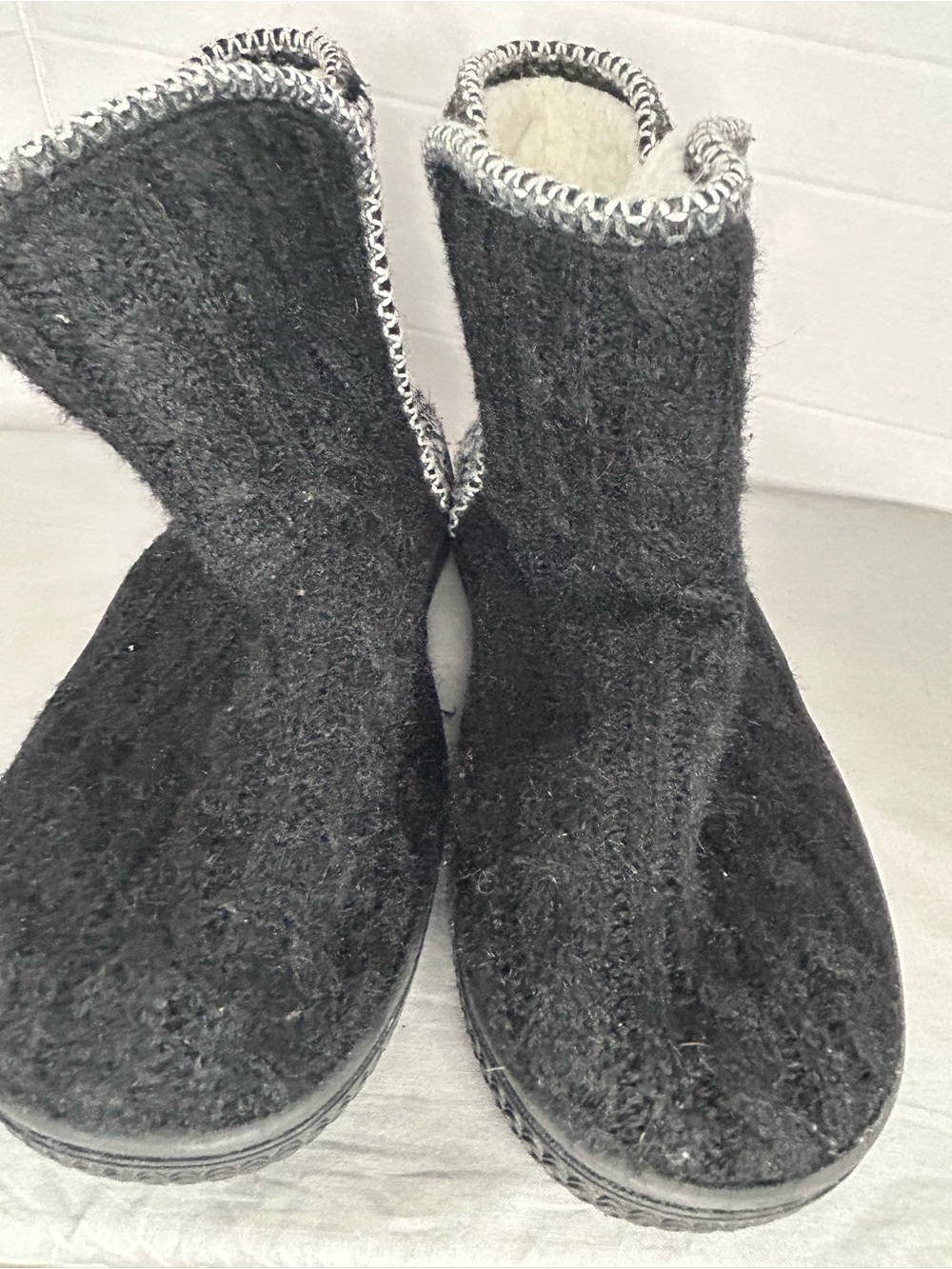 Muk Luk Cozy Black & White Sherpa-Lined Women’s Slippers